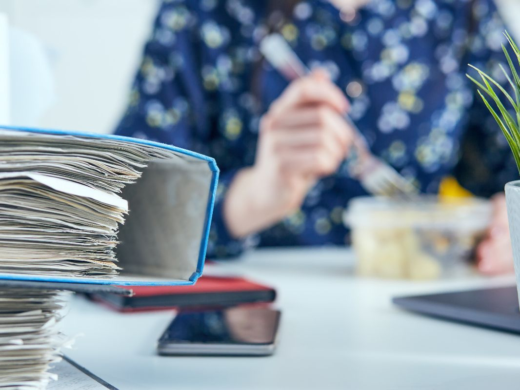 Mujer en escritorio