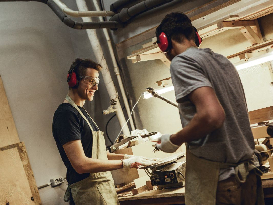 Dos hombre trabajando